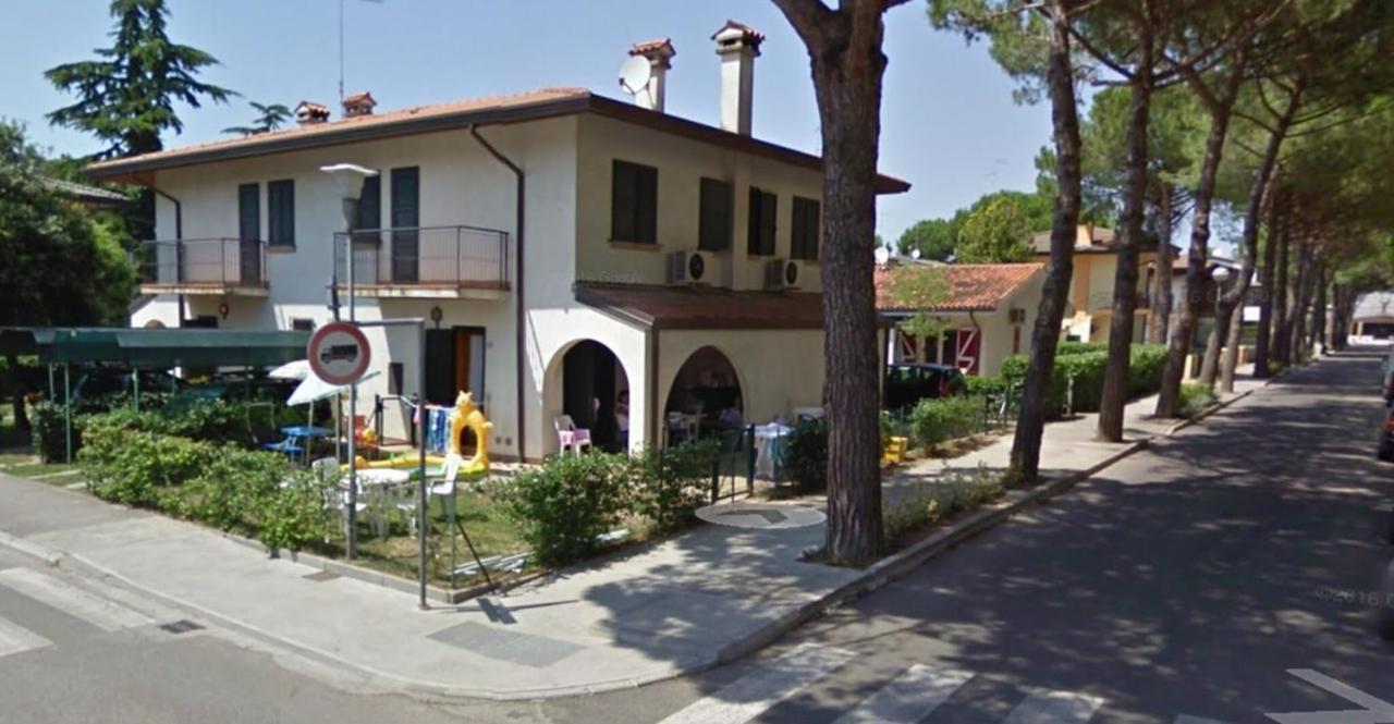 Amazing Villa With Private Garden In Bibione Eksteriør bilde